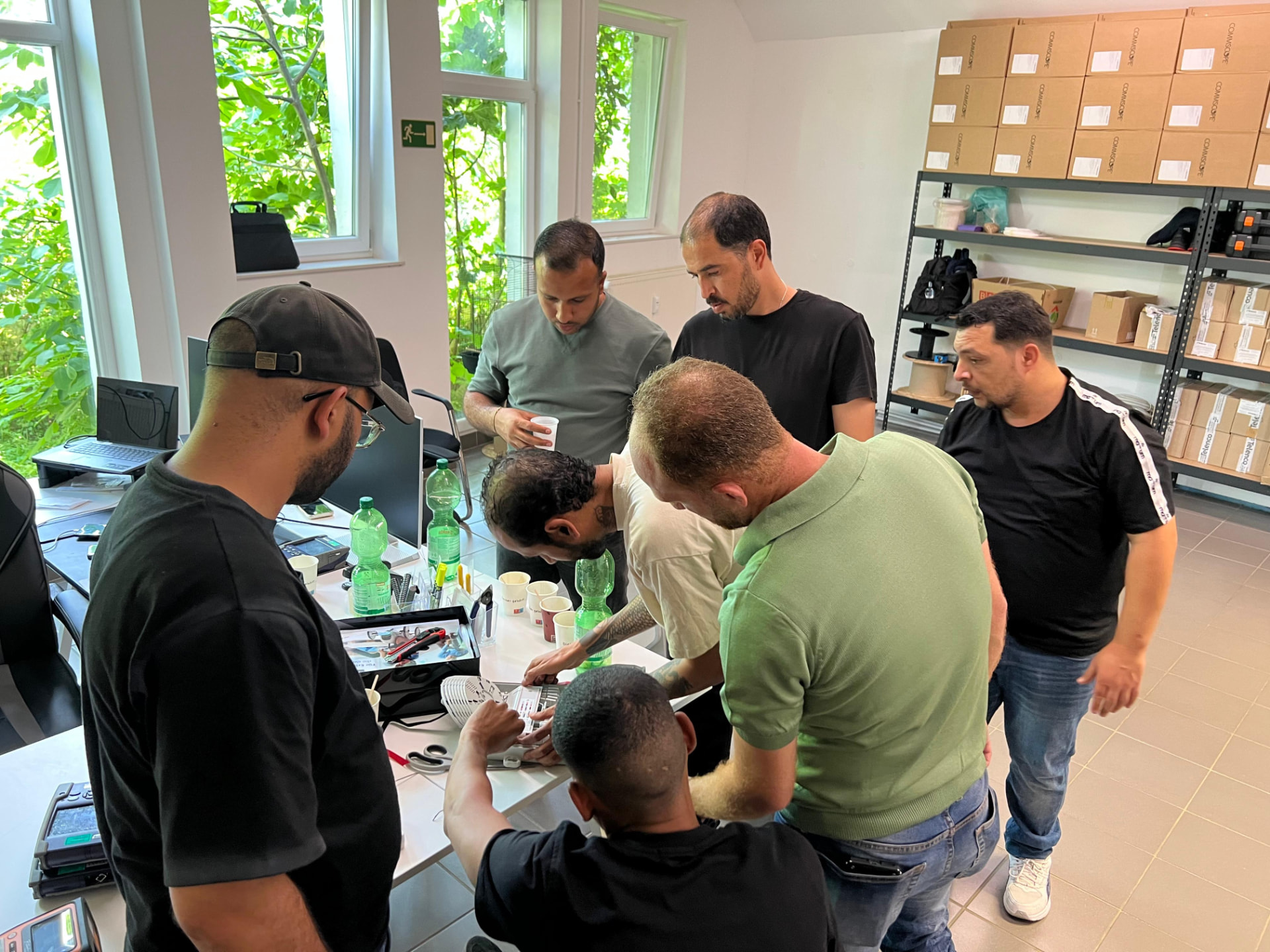 Praktische Weiterbildung des velion Teams an Glasfaser-Komponenten