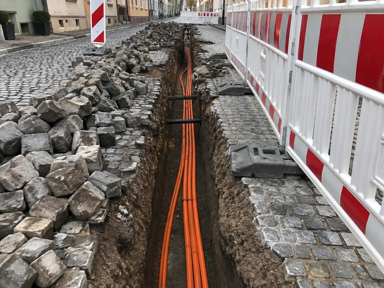 Tiefbau-Trassenverlegung für Glasfaserkabel mit Speedpipes